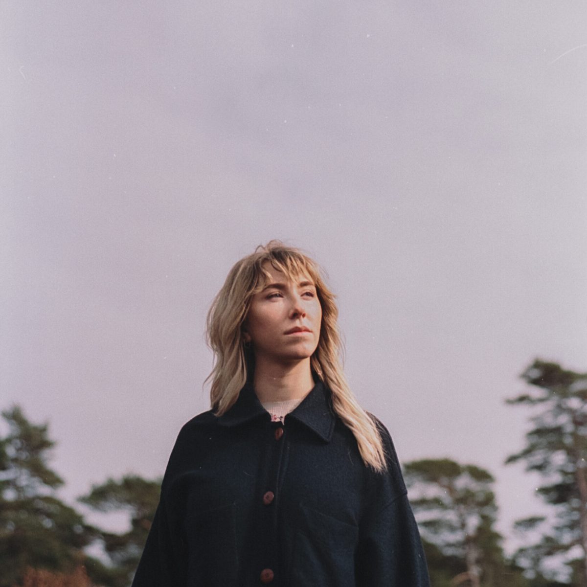 PAULINE_022 Paulines musik har noget på hjerte. Med sine poetisk drømmende tekster og sit moderne bud på finurlig og eftertænksom pop, har Pauline for alvor fejet benene væk under dansk musik.